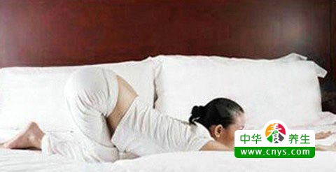 4个临睡前简易瑜伽体式 减轻身体疲乏