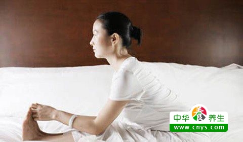 4个临睡前简易瑜伽体式 减轻身体疲乏