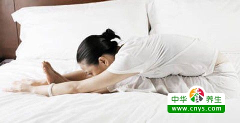 4个临睡前简易瑜伽体式 减轻身体疲乏