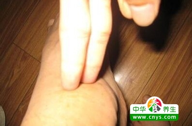 脚扭伤肿了该怎么办 怎样能退肿