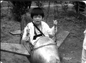 那时林丹还在上幼儿园大班，但已经被运动员出身的父母送进了福建上杭县少体校。