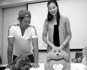 9月8日，林丹给30岁的老婆谢杏芳过生日。在生日会上，谢杏芳忍不住哭了。
