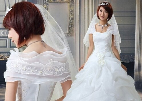 方形脸新娘婚纱照合适哪些头型 大波浪发型很洒脱