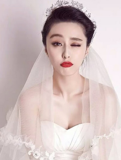范爷结婚照头型图片 花精灵斜刘海波浪卷