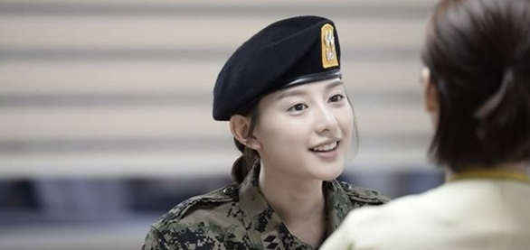金智媛短发图片释放中性化风采 太阳的后裔女医官