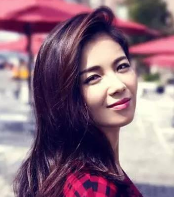 合适30岁女人的头型 酒赤红头发颜色微卷发外观