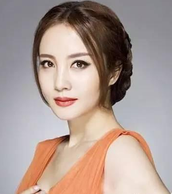 合适30岁女人的头型 酒赤红头发颜色微卷发外观
