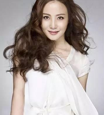 合适30岁女人的头型 酒赤红头发颜色微卷发外观