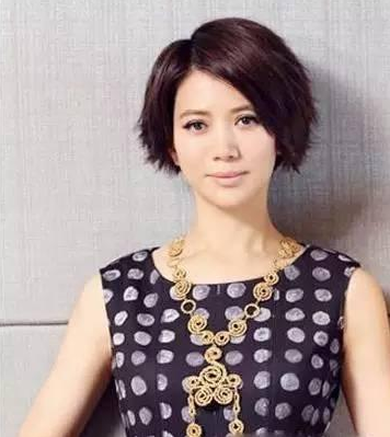 合适30岁女人的头型 酒赤红头发颜色微卷发外观