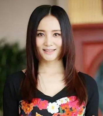 合适30岁女人的头型 酒赤红头发颜色微卷发外观