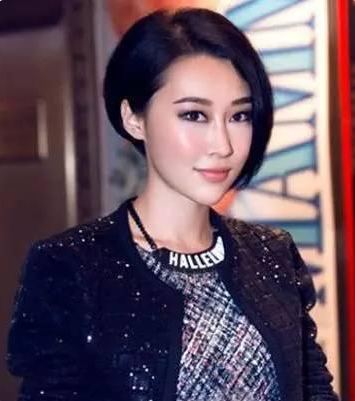 合适30岁女人的头型 酒赤红头发颜色微卷发外观