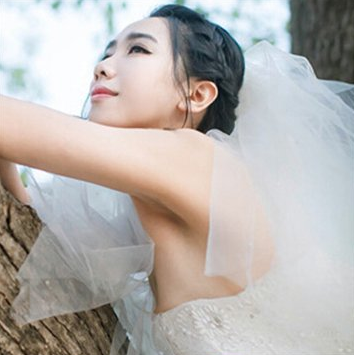 拍结婚照发型图片 大麻花辫发披巾长发卷发