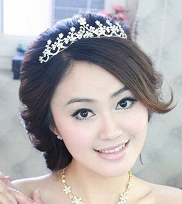 婴儿肥新娘子合适哪些头型 斜分流海配搭小卷发
