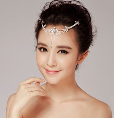 婴儿肥新娘子合适哪些头型 斜分流海配搭小卷发