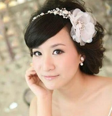 婴儿肥新娘子合适哪些头型 斜分流海配搭小卷发