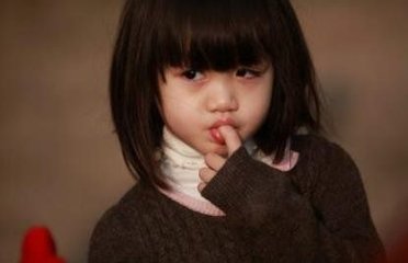 宝宝吃手,应对吃手问题